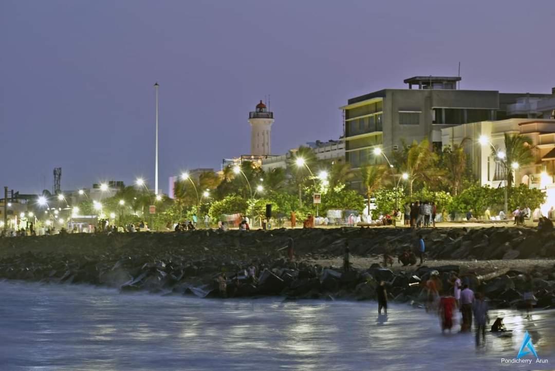 Villa Betty Beach Front Puduccseri Kültér fotó